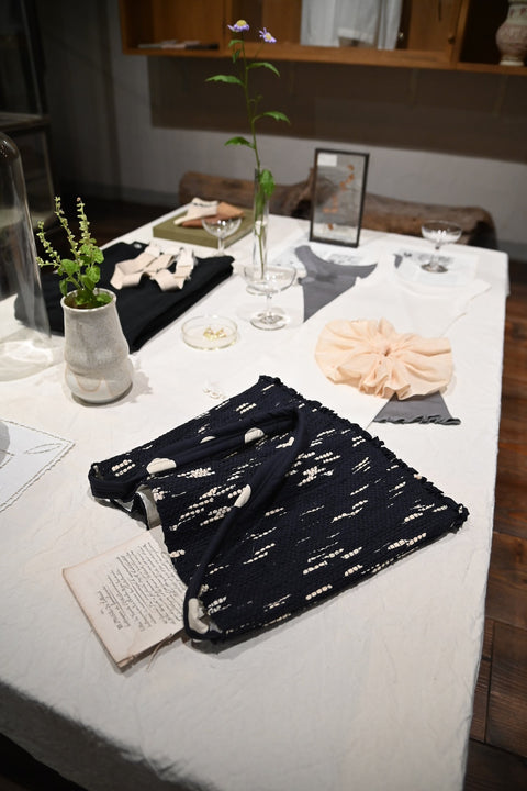 【teori works × Native Village】裂き織りバッグ(navy dots)