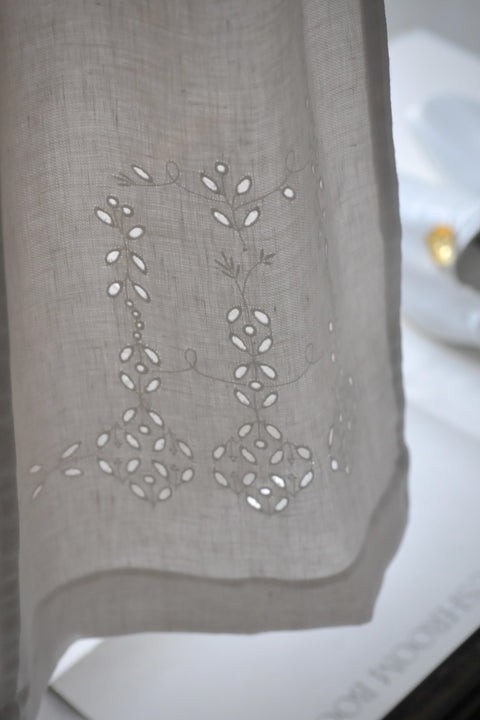 棘:thom 刺繍のキャミソールドレス(white smoke)