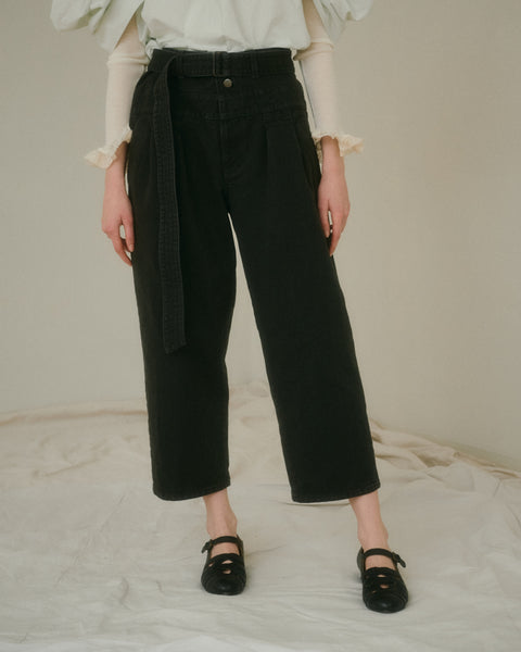 No.9 Beyond タックテーパードパンツ（faded black）