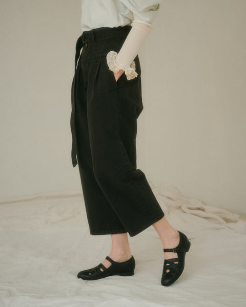 No.9 Beyond タックテーパードパンツ（faded black）
