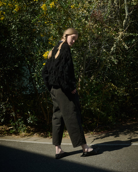 No.9 Beyond タックテーパードパンツ（faded black）
