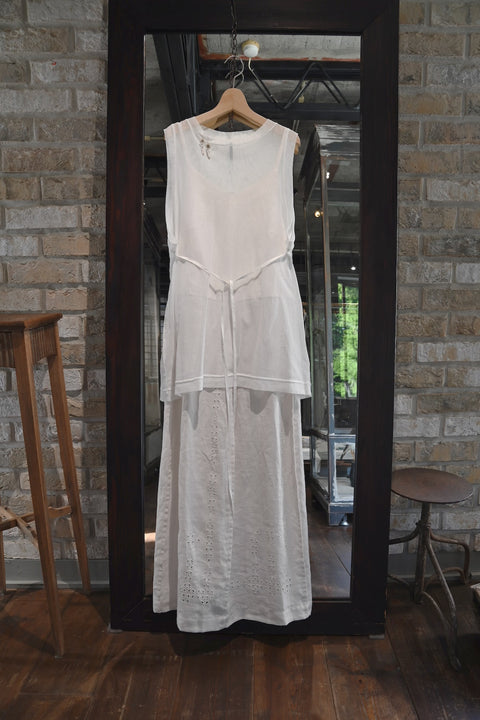 棘：thom 刺繍のキャミソールドレス（white smoke）