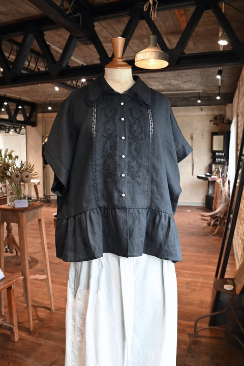 No.13 光は淡く白く痛い ツーリーフショートブラウス（black）