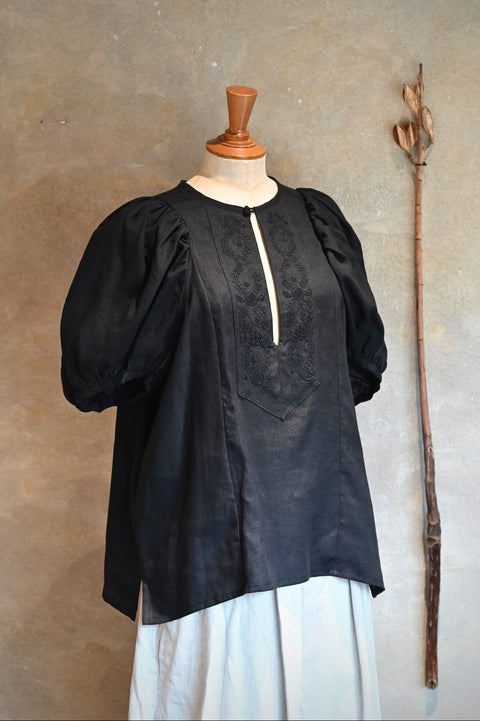 No.13 光は淡く白く痛い ツーリーフパフブラウス（black）