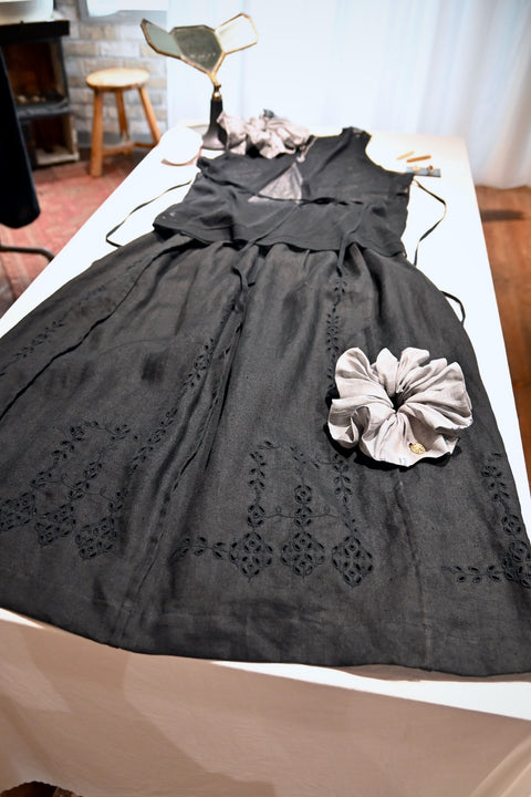 棘：thom 刺繍のスカート（noir black）