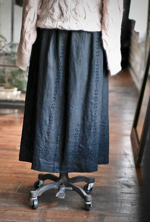 棘：thom 刺繍のスカート（noir black）