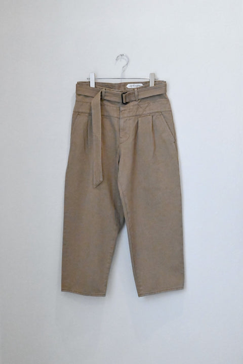No.9 Beyond タックテーパードパンツ（faded beige）