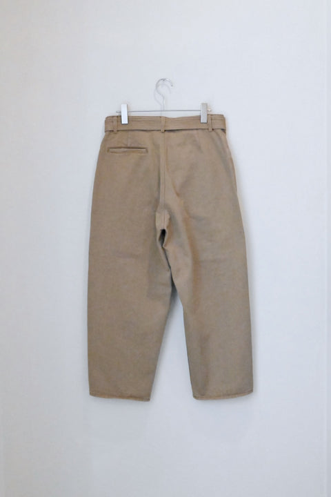 No.9 Beyond タックテーパードパンツ（faded beige）