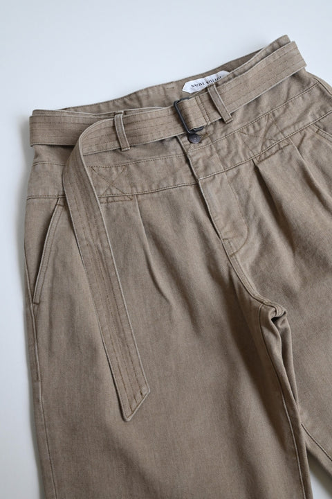 No.9 Beyond タックテーパードパンツ（faded beige）