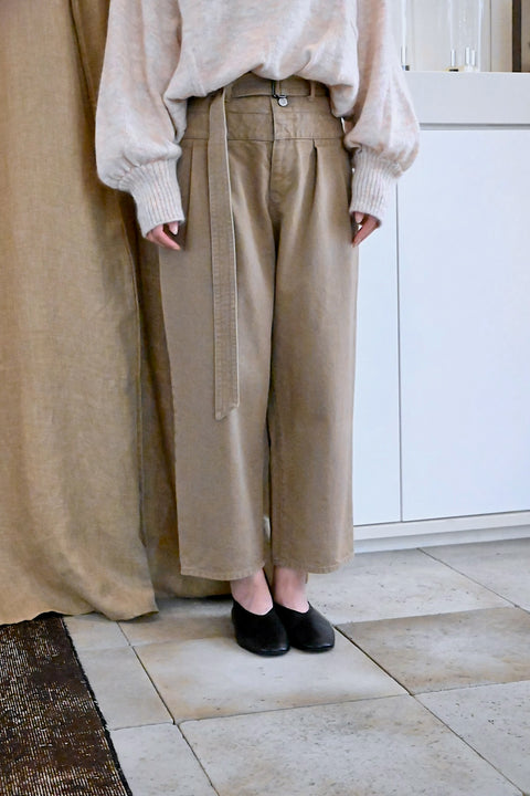 No.9 Beyond タックテーパードパンツ（faded beige）