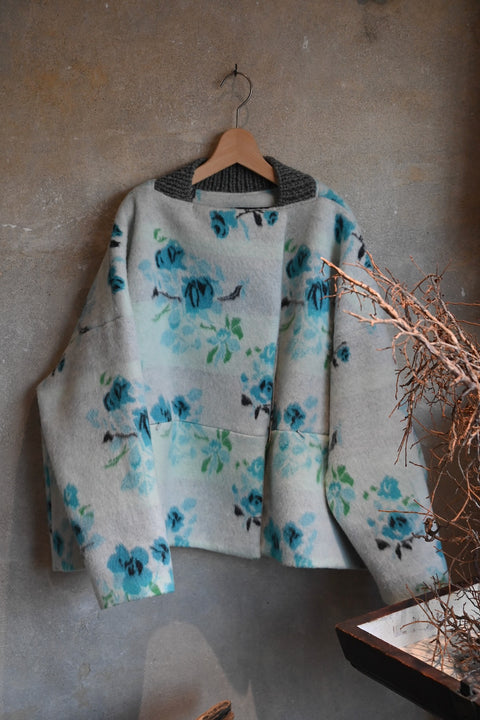 【直営店オリジナル】Wool flower Jacquard ショートコート（pale×blue）