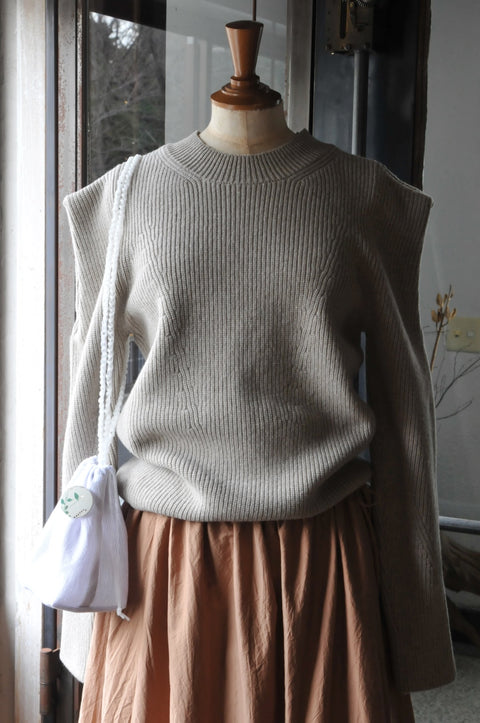 No.08/ 根：root ショルダーポイントセーター（light beige）