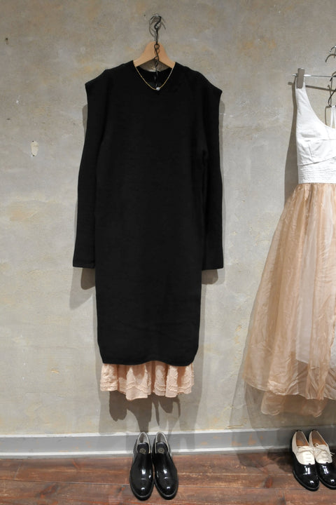 Wool shoulder point knit dress (black)