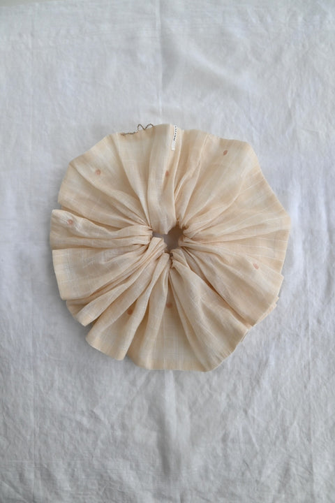 Line check シュシュ（sheer beige）