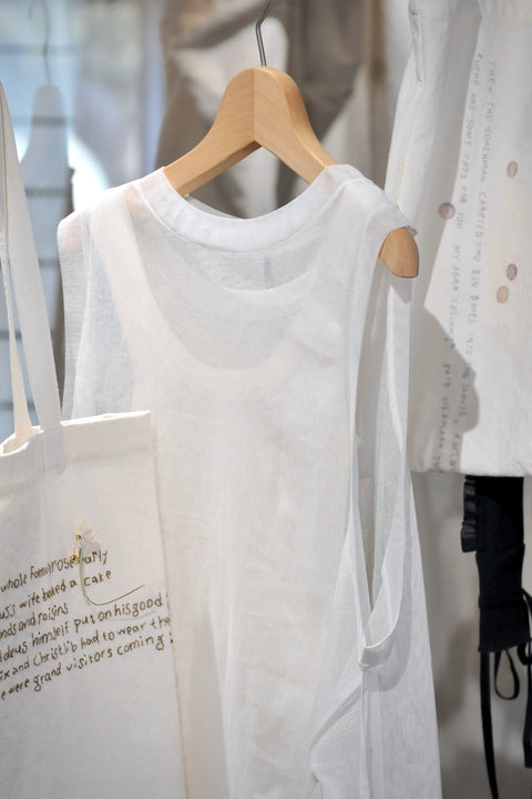 No.7/ Where the fog clears Back open sleeveless (foggy white)