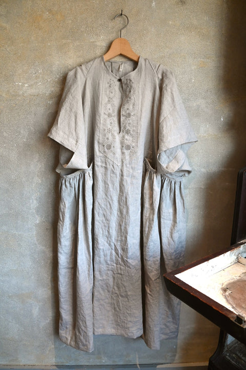 No.11 平らな枯れ草の上 リーフ刺繍ドレス