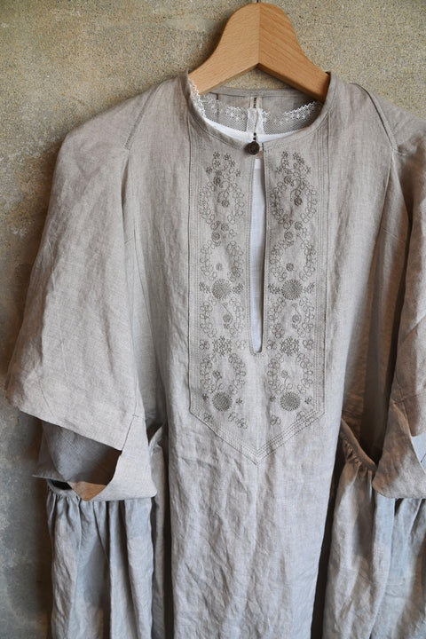 No.11 平らな枯れ草の上 リーフ刺繍ドレス