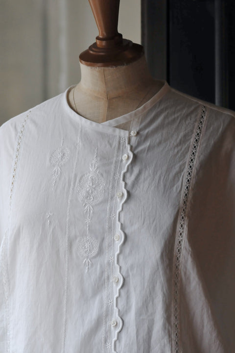 No.5/ Flowers that greet the morning Flower embroidery wide sleeve blouse