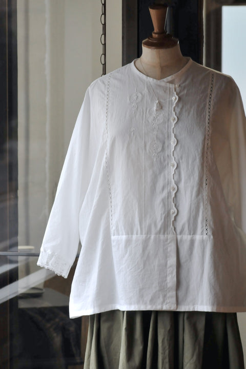 No.5/ Flowers that greet the morning Flower embroidery wide sleeve blouse