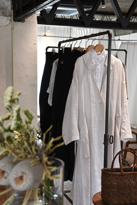 棘：thom 刺繍のコート（white smoke）