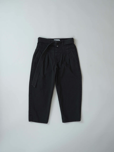 No.9 Beyond タックテーパードパンツ（faded black）
