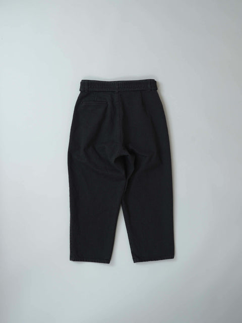 No.9 Beyond タックテーパードパンツ（faded black）
